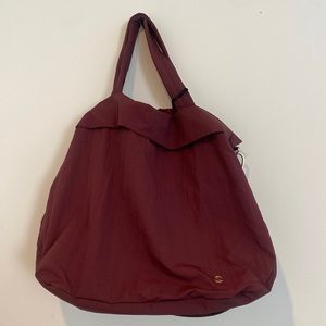 Lululemon NWT, lightweight shoulder bag.